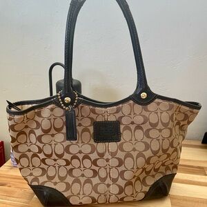 Coach Signature Medium Shoulder bag